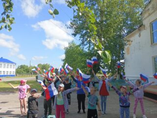 Три цвета в небе красками сияют.