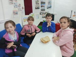 Как хлеб на стол пришел.