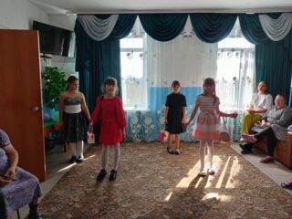 С открытым сердцем и добрым словом.