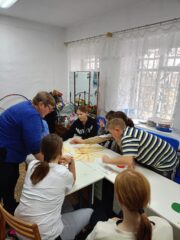 Вместе весело играть.