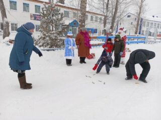 Новый год к нам мчится.