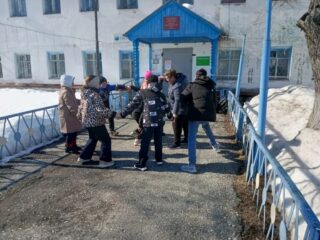 Рады мы весне на родной стороне.