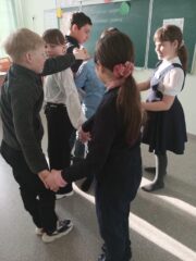 Кто играет, тот не скучает.